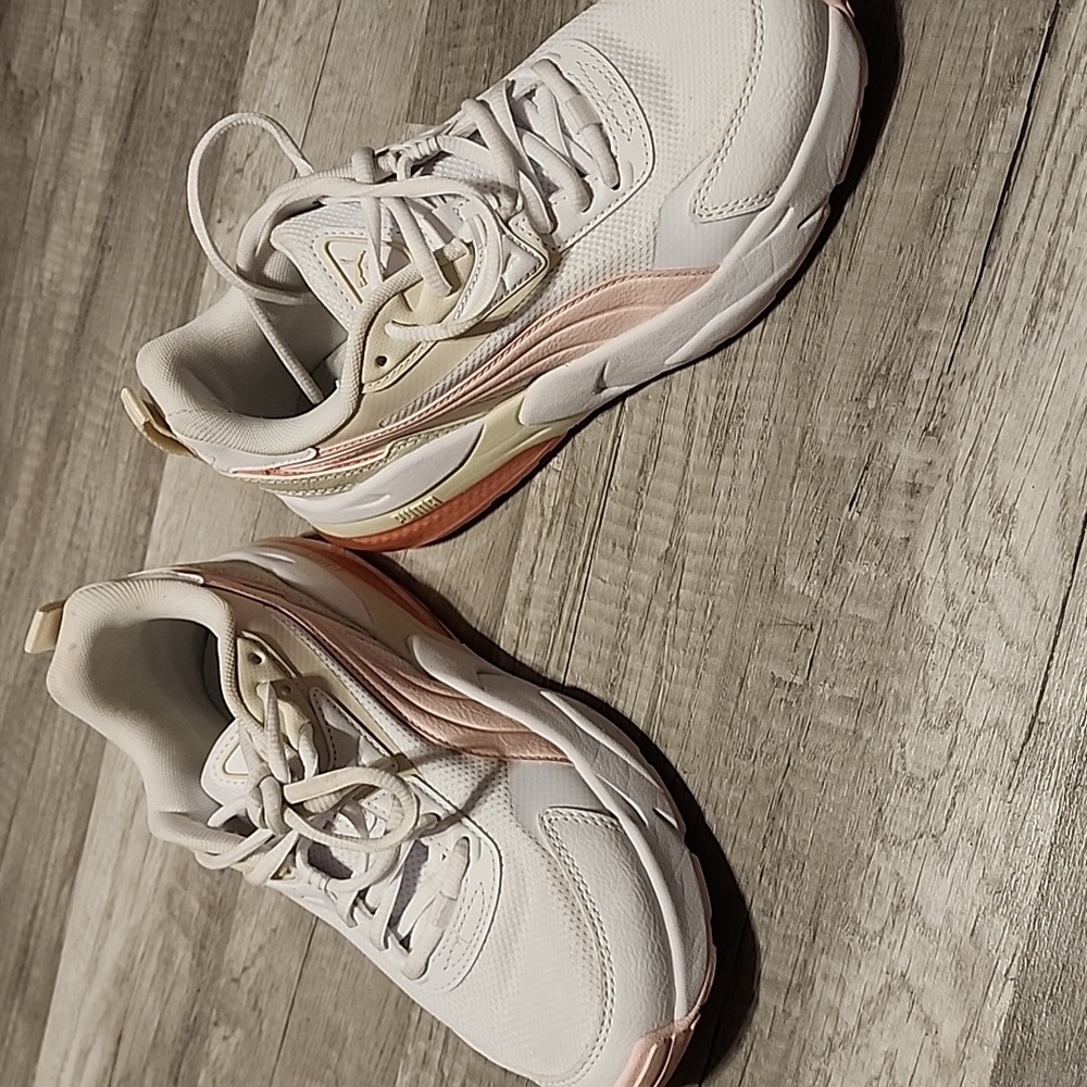 Girls Puma shoes‎